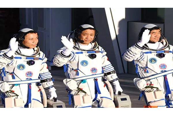 விண்வெளியில் தங்களுக்கென்று ஆய்வு மையம் அமைத்த சீனா : பத்திரமாக பூமிக்கு திரும்பிய 3 வீரர்கள் | World Viral News