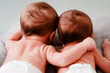 இரண்டு கருப்பைகள் கொண்ட பெண்ணுக்கு பிறந்த இரட்டை குழந்தைகள்.!