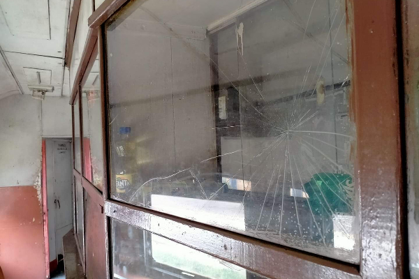 கடும் அதிருப்தியில் சுற்றுலா பயணிகள்: புகையிரதம் மீது கொடூர தாக்குதல்! | Sri Lanka Foreign Tourists Train Attack