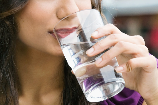 நின்று கொண்டே தண்ணீர் குடிச்சா  இவ்வளவு ஆபத்து வருமாம்.... இனி இந்த தவறுகளை எல்லாம் செய்ய வேண்டாம்! | How To Drink Water