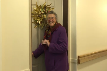 வழியில் கிடைத்த பணத்தை எடுத்த கனேடிய பெண் செய்த செயல்: கிடைத்த பலன்