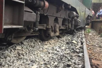 ரம்புக்கனையில் திடீரென தரம்புரண்ட ரயில்... தாமதமான சேவை!