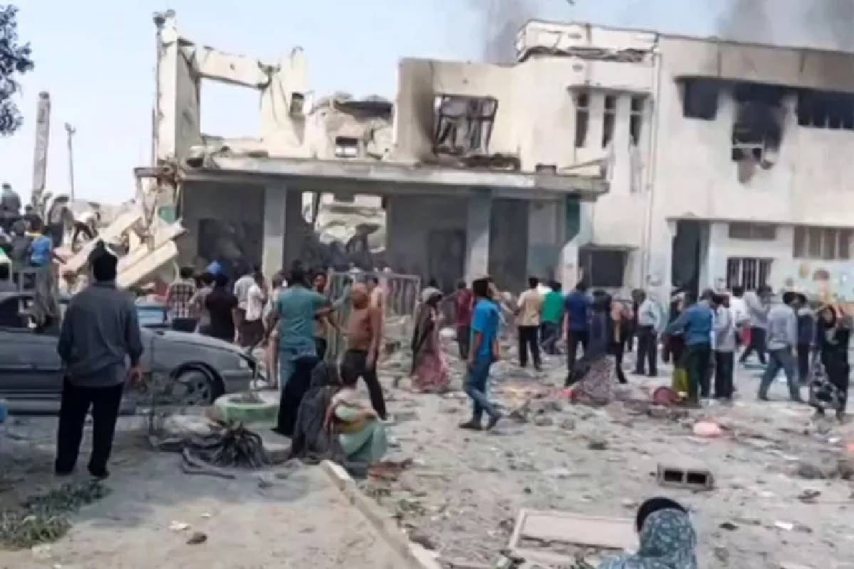 இதுதான் அமெரிக்கா - குழந்தைகளை புதைக்க தோன்றிய குழிகள்... ஈரான் வெளியிட்ட புகைப்படம்! | Iran Shares Photo Of Pits Dug To Bury இதுதான் அமெரிக்கா - குழந்தைகளை புதைக்க தோன்றிய குழிகள்... ஈரான் வெளியிட்ட புகைப்படம்! | Iran Shares Photo Of Pits Dug To Bury