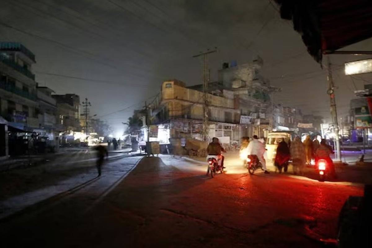 ஈரான் போரால் இருளில் மூழ்கும் பாகிஸ்தான் - நாளொன்றுக்கு 7 மணி நேர மின்சார நிறுத்தம் | 7 Hours Power Outage In Pakistan Due To Iran War