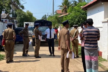 சட்ட விரோதமாக இந்தியா செல்ல முயன்ற 5 பேர் கைது (Photo)