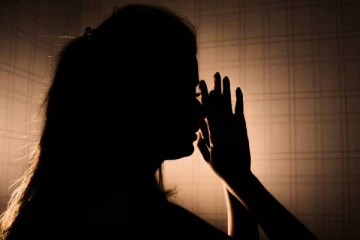 காதலன் கண்முன்னே இளம்பெண்ணுக்கு பாலியல் தொல்லை - 4 சிறுவர்கள் வெறிச்செயல்!