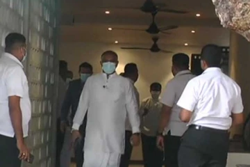 දිවුරුම් දුන් ඇමතිවරුන් සහ මන්ත්‍රී නාමල් අතර හදිසි හමුවක්...