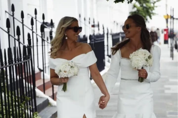 தன்பாலின திருமணம்..நீண்ட நாள் தோழியை மணந்து கொண்ட இங்கிலாந்து கிரிக்கெட் வீராங்கனை !!