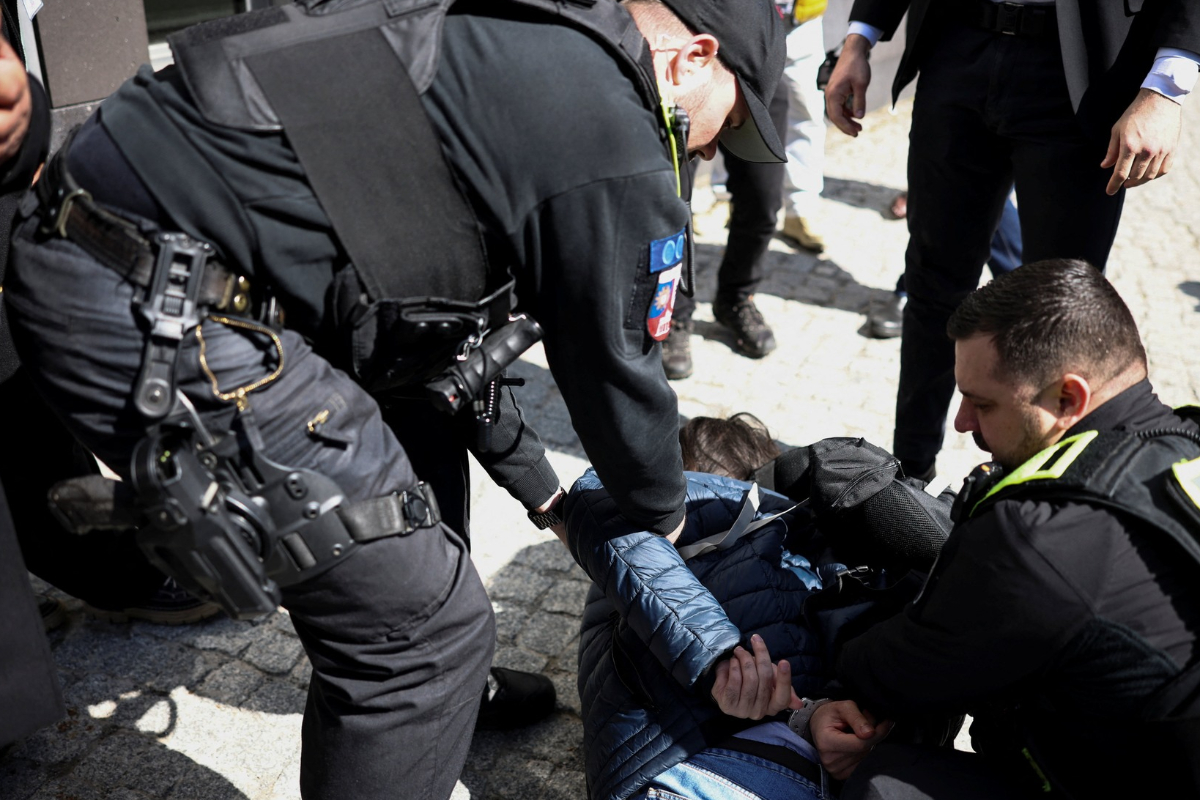 ஈரானின் நாடு கடத்தப்பட்ட பட்டத்து இளவரசர் பஹ்லவி மீது தக்காளி வீசி தாக்குதல் | Tomato Attack On Prince Reza Pahlavi