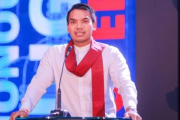 අපි පලායන්නේ නෑ.. තාත්තා ආරක්ශිතව ඉන්නවා.. - නාමල් රාජපක්ෂ කියයි..