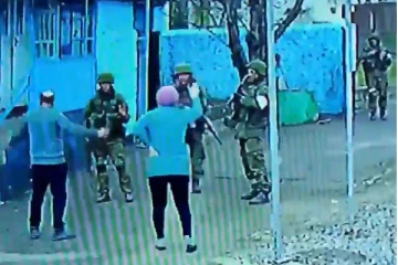 வயதான உக்ரைன் தம்பதி கத்திய கத்தில் தெறித்து வெளியேறிய ரஷ்ய வீரர்கள்! வைரலாகும் வீடியோ