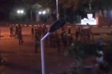 மாத்தறையில் பொலிஸார் - போராட்டக்காரர்கள் இடையில் கடும் மோதல்! காணொளி