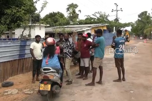 யாழில் அரச அதிகாரியின் அலட்சிய பதிலால் ஆத்திரமடைந்த பிரதேச மக்கள்! | Water Project Clash In Maruthankerny