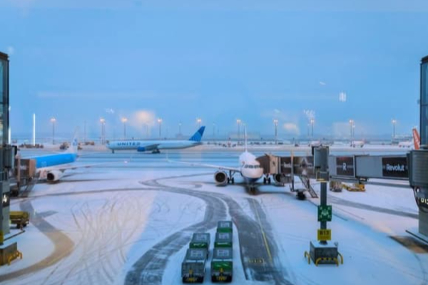 ஜேர்மன் தலைநகரில் இரண்டாவது நாளாக விமான சேவை நிறுத்தம் | Freezing Rain Flight Cancel At Brandenburg Airport