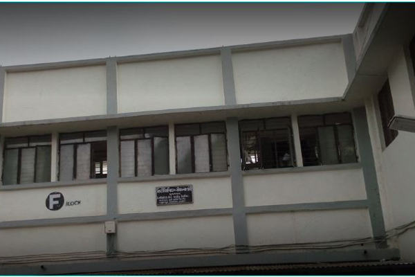 வழக்கை விசாரிக்காத விரக்தியில் நீதிபதி மீதே செருப்பை வீசிய டீக்கடை ஓனர் ..! என்ன நடந்தது..? | Ahmedabad Court Order Tea Shop Owner 18 Month Lock