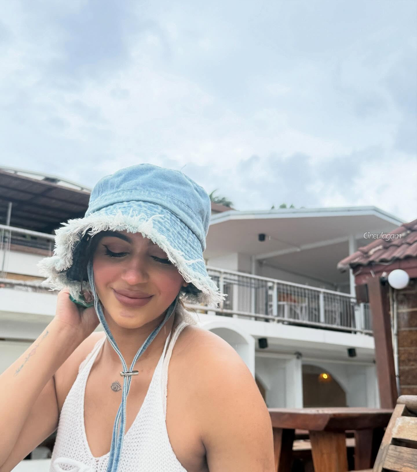 கடற்கரையில் வேற லெவல் கவர்ச்சி உடையில் நடிகை யாஷிகா ஆனந்த் 12 Gallery