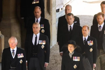 இளவரசர் பிலிப் இறுதிச்சடங்கின் போது... ஹாரிக்கும், வில்லியமுக்கும் இடையில் வந்து  நின்ற நபர்! யார் அவர் தெரியுமா?