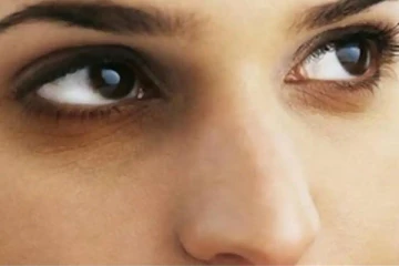 கண்களைச் சுற்றியுள்ள கருவளையம் போகமாட்டீங்குதா?  இதனை போக்க இதோ சூப்பரான டிப்ஸ்