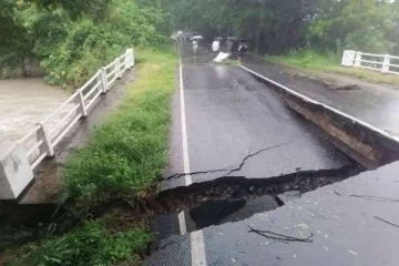 சீரற்ற வானிலையால் வீதியில் பள்ளம்; மட்டக்களப்பு - கொழும்பு வீதிக்கு பூட்டு