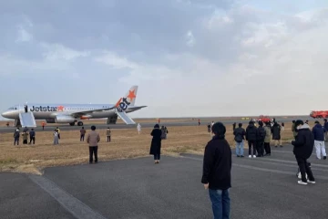 வெடிகுண்டு மிரட்டலால் அவசரமாக தரையிறக்கப்பட்ட விமானம்; பயணிகள் ஐவர் காயம்!