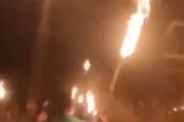 ஓடு கொரோனா ஓடு... தீ பந்தத்துடன் ஓடிய மக்கள் கூட்டம்!  ஏன் தெரியுமா? தீயாய் பரவும் காட்சி