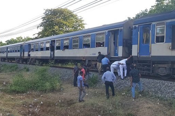 யாழ் சென்ற புகையிரதம் விபத்து; பயணிகள் அவதி! | Jaffna Train Accident Passengers Suffer