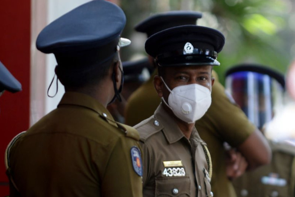 வீடொன்றில் அலுமாரியில் ஆயுதங்கள்; பொலிசார் அதிர்ச்சி | Police Shocked Weapons Cupboard Home Bandarawela