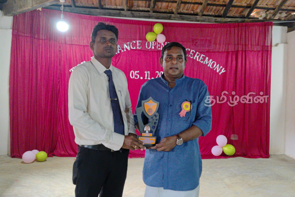 அச்சுவேலி இரத்தினேஸ்வரி வித்தியாலயத்தில் புதிதாக அமைக்கப்பட்ட பாதைக்கான வளைவு | Newly Constructed Path At Rattineshwari Vidyalaya