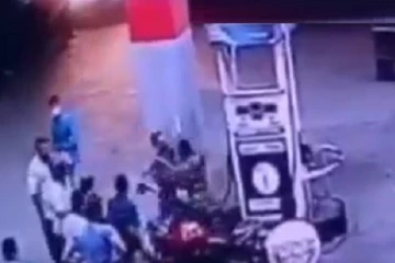 எரிபொருள் நிரப்பு நிலையத்தில் பதற்றம் - காவல்துறை உத்தியோகத்தரைத் தாக்கிய இராணுவ சிப்பாய்!