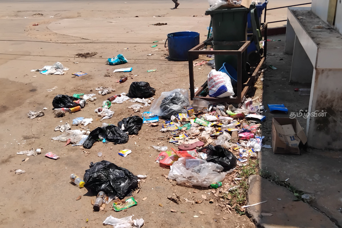 கிளிநொச்சி பகுதியில் கழிவகற்றல் இல்லாமல் சிரமத்திற்குள்ளாகும் பொதுமக்கள் | Public Facing Difficulties Due In Kilinochchi Area