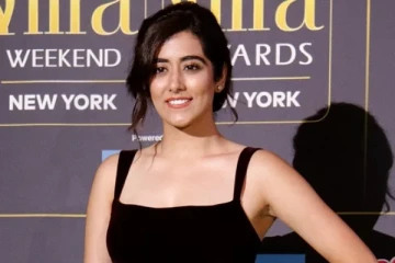 நீச்சல் குளத்தில் அரபிக் குத்து பாடகி.. ரசிகர்கள் ஷாக்