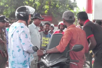 இலங்கையில் நெருக்கடியிலும் மனிதாபிமானம்! வெளிநாட்டவருக்கு வியப்பை ஏற்படுத்திய இளைஞர்கள்