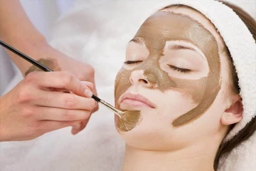 பளபளப்பான சருமம் வேண்டுமா? முல்தானி மெட்டி இப்படி பயன்படுத்தினால் போதும்