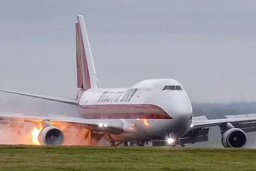 பிரித்தானியாவில் தரையிறங்கும்போது வெடித்து தீப்பிழம்பான விமானம்: பரபரப்பான காட்சிகள்