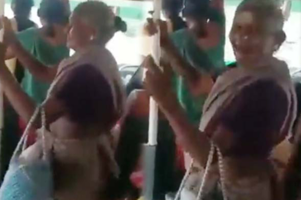 பேருந்தில் தன்னை மறந்து போட்ட ஆட்டம்! முகநூலில் ஆக்கிரத்த பாட்டியின் காணொளி | Grandama Dance In Bus Mgr Son Viral Video