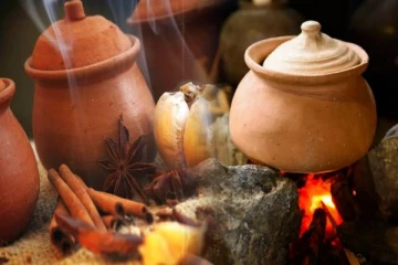 மண் பாத்திரத்தில் சமைப்பதால் இத்தனை நன்மைகளா? இனிமேல் மிஸ் பண்ணாதீங்க