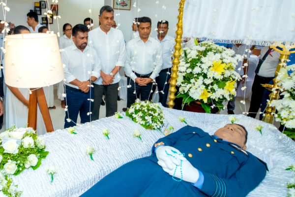 ஹெலிகாப்டர் விபத்தில் உயிரிழந்த விமானிக்கு ஜனாதிபதி நேரில் சென்று அஞ்சலி | President Anura Tribute Pilot Helicopter Crash ஹெலிகாப்டர் விபத்தில் உயிரிழந்த விமானிக்கு ஜனாதிபதி நேரில் சென்று அஞ்சலி | President Anura Tribute Pilot Helicopter Crash