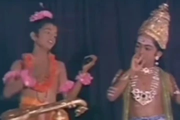 இந்த புகைப்படத்தில் நாரதர் வேடத்தில் இருக்கும் சிறுவன் யார் தெரியுமா? தெரிஞ்சா ஷாக் ஆகிடுவீங்க