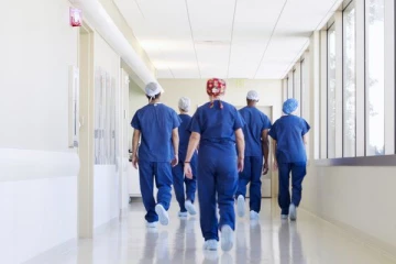 பிரித்தானியாவுக்கு பணிக்கு வரும் வெளிநாட்டு மருத்துவர்கள் மீண்டும் வெளியேறுவதன் பின்னணி...