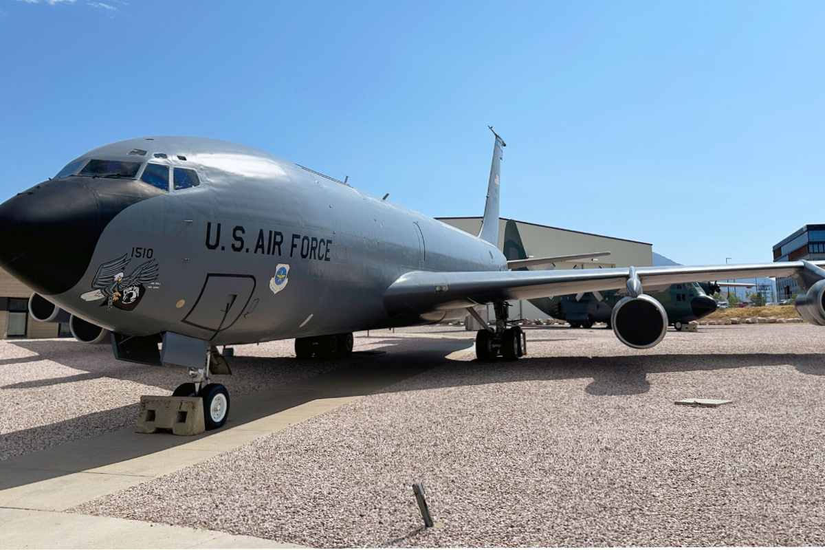 பலத்த சேதத்துடன் பிரித்தானியாவில் தரையிறங்கிய அமெரிக்க இராணுவ விமானம்! | Damaged Us Military Plane Lands In Uk