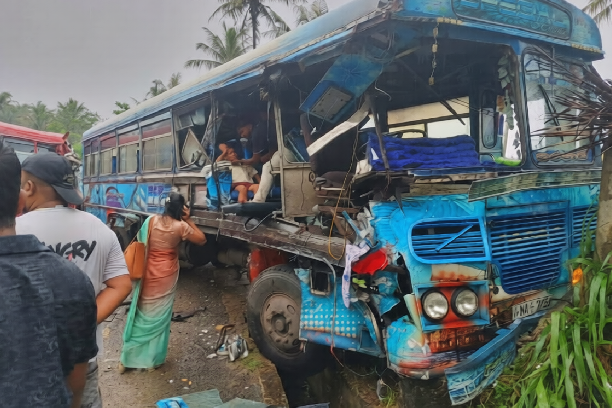බිහිසුණු අනතුරක් - පාසැල් ළමුන් ප්‍රවාහන බස් රථයක් හා ලංගම බසයක් ගැටෙයි - ළමුන් ඇතුළු පුද්ගයන් රැසකට තුවාල | School Bus Crash Injures Several