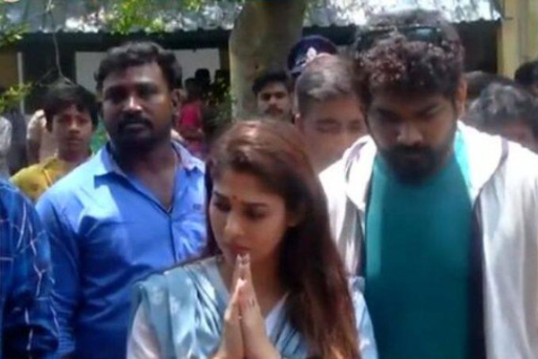 குலதெய்வ கோவிலுக்கு நயன்தாரா விக்கி திடீர் விசிட்.. வெளியான புகைப்படங்கள் | Nayanthara And Vignesh Shivan Visited Temple குலதெய்வ கோவிலுக்கு நயன்தாரா விக்கி திடீர் விசிட்.. வெளியான புகைப்படங்கள் | Nayanthara And Vignesh Shivan Visited Temple