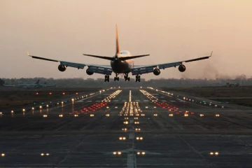 டெல்லியிலிருந்து வந்த ஒரேயொரு விமானத்தில் 52 பேருக்கு கொரோனா!