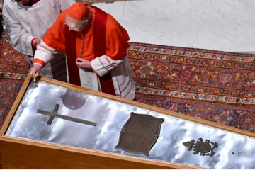 மரபு ரீதியாக மூடப்பட்டது பரிசுத்த பாப்பரசர் பிரான்சிஸின் திருவுடல் பேழை