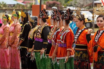 கடலில் குடும்பம் நடத்தும் நாடோடிகள்! இவர்கள் எங்கு வாழ்கிறார்கள் தெரியுமா?