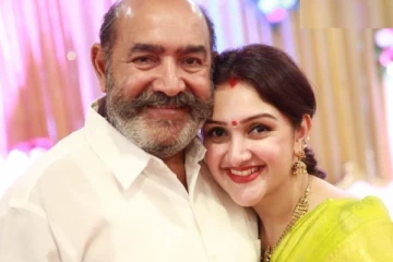 இளம் நடிகருடன் குத்து பாடலுக்கு நடனமாடும் விஜயகுமாரின் மகள் ஸ்ரீதேவி.. வைரல் வீடியோ