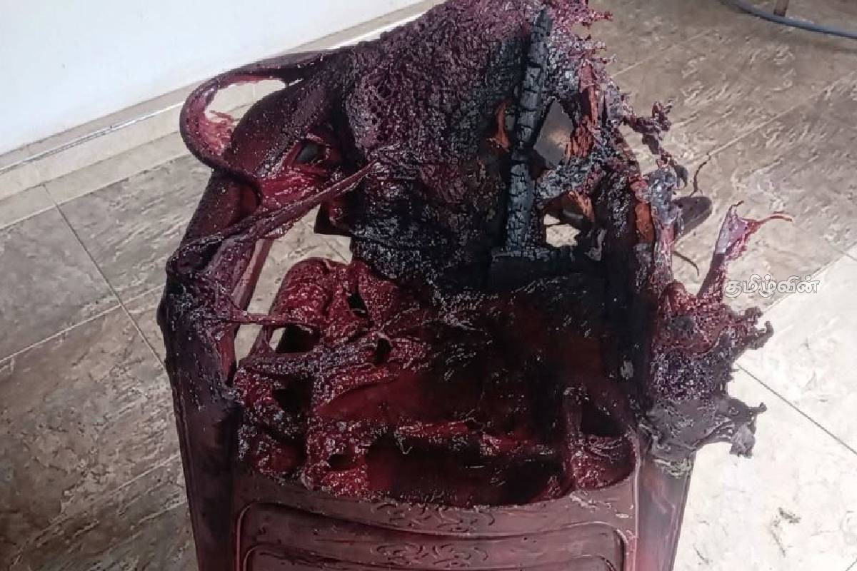 மின்னல் தாக்கி வீடு தீக்கிரை- வீட்டிலுள்ள பொருட்கள் அனைத்தும் எரிந்து நாசம் | Lightning Strikes House Sets It On Fire மின்னல் தாக்கி வீடு தீக்கிரை- வீட்டிலுள்ள பொருட்கள் அனைத்தும் எரிந்து நாசம் | Lightning Strikes House Sets It On Fire