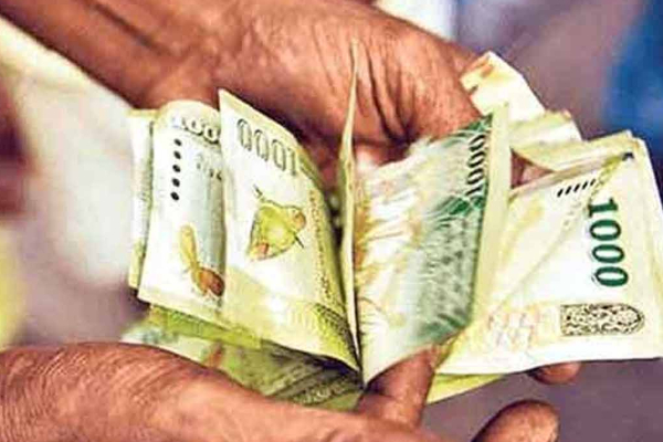 பேரிடருக்கு மத்தியிலும் வங்கிகளில் வைப்பிலிடப்பட்ட பணம் | August Senior Citizens Allowance Credit பேரிடருக்கு மத்தியிலும் வங்கிகளில் வைப்பிலிடப்பட்ட பணம் | August Senior Citizens Allowance Credit