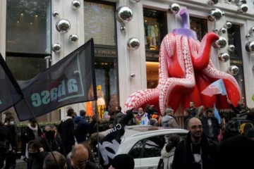 உங்களுக்கு பணம் வேண்டுமானால் இவரிடமிருந்து எடுத்துக்கொள்ளுங்கள்: செல்வந்தர் ஒருவரைக் குறிவைக்கும் பிரான்ஸ் போராட்டக்காரர்கள்