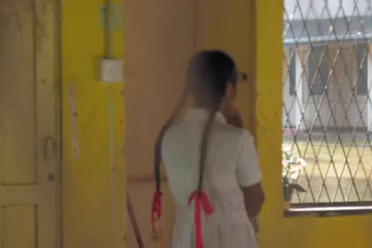 பாடசாலைக்கு மாணவிக்கு நேர்ந்த கதி - அதிபர் உட்பட மூவர் கைது | Student Abused In School பாடசாலைக்கு மாணவிக்கு நேர்ந்த கதி - அதிபர் உட்பட மூவர் கைது | Student Abused In School